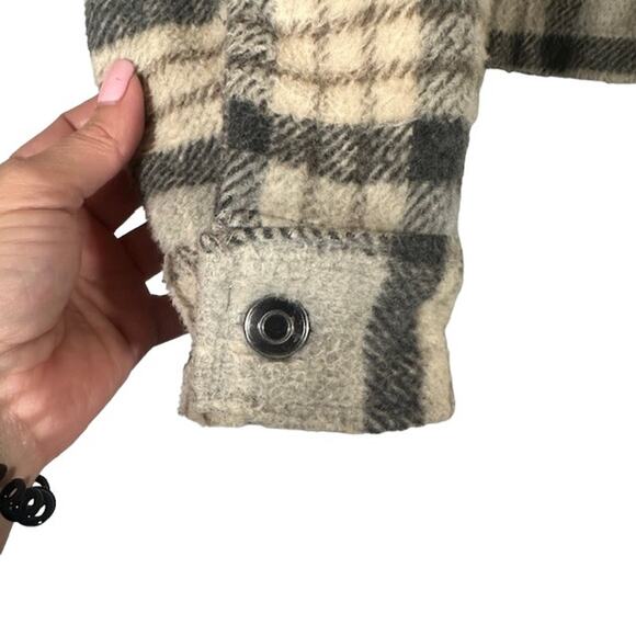 Ashley Gray Plaid Collared Button Front Cropped Shacket Women Sz L - Picture 5 of 10